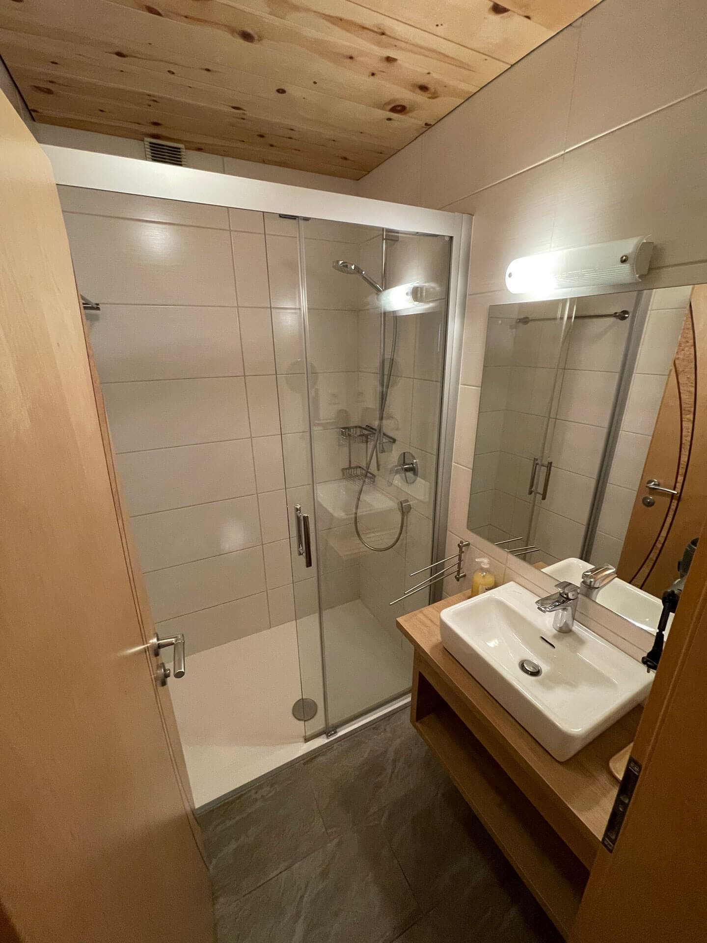 Eine Innenaufnahme des Badezimmers der Ferienwohnung